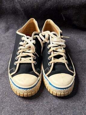 Vintage 1970s Black label USA Size 5 Low Top NWOB